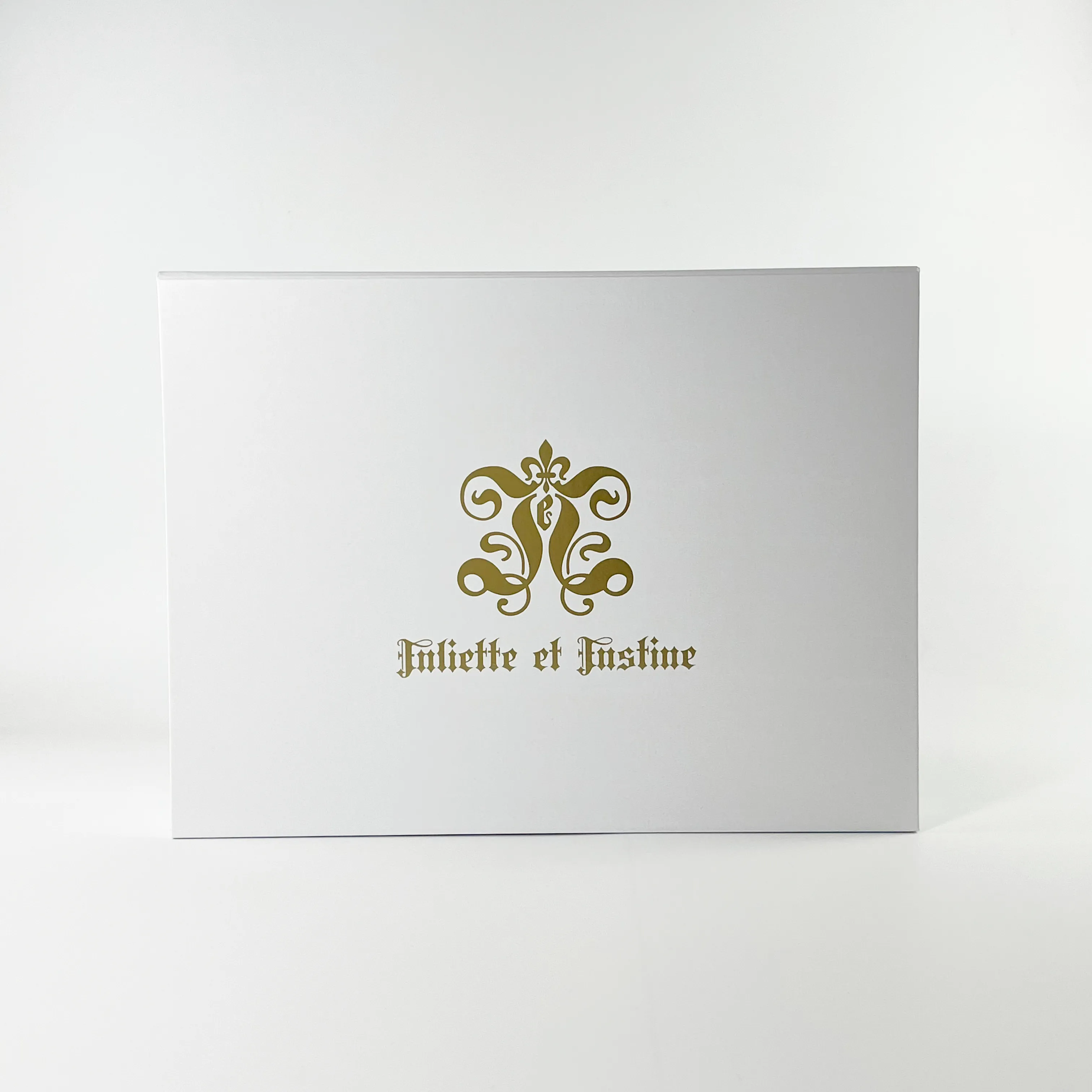 Wholesale Premium Luxury Elegant White Foldable Rigid Gold Foil Stamping Magnetic Box with Handles for Jewelry Clothing Gift1
